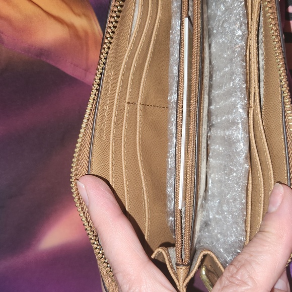 NWT MICHAEL KORS WALLET - Picture 2 of 3